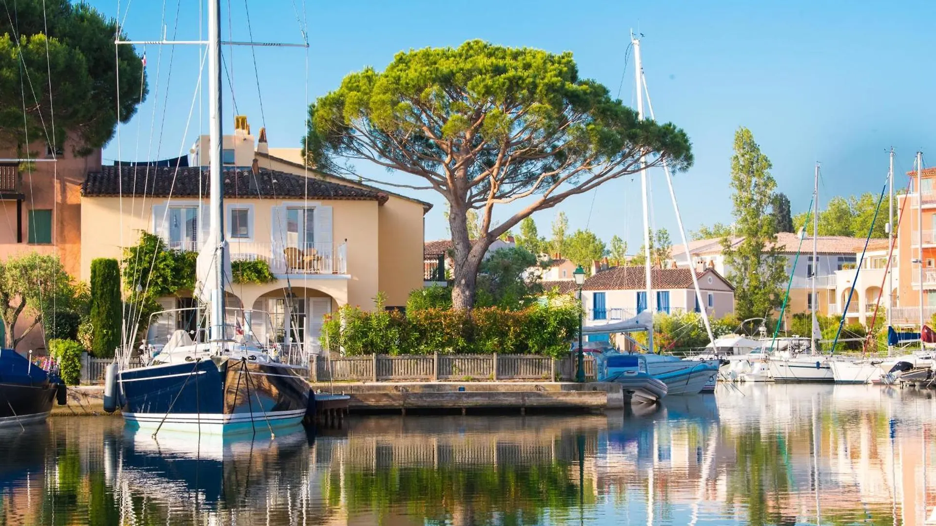 Superb Ground Floor Apartment On The Beach In Port Grimaud! Francja